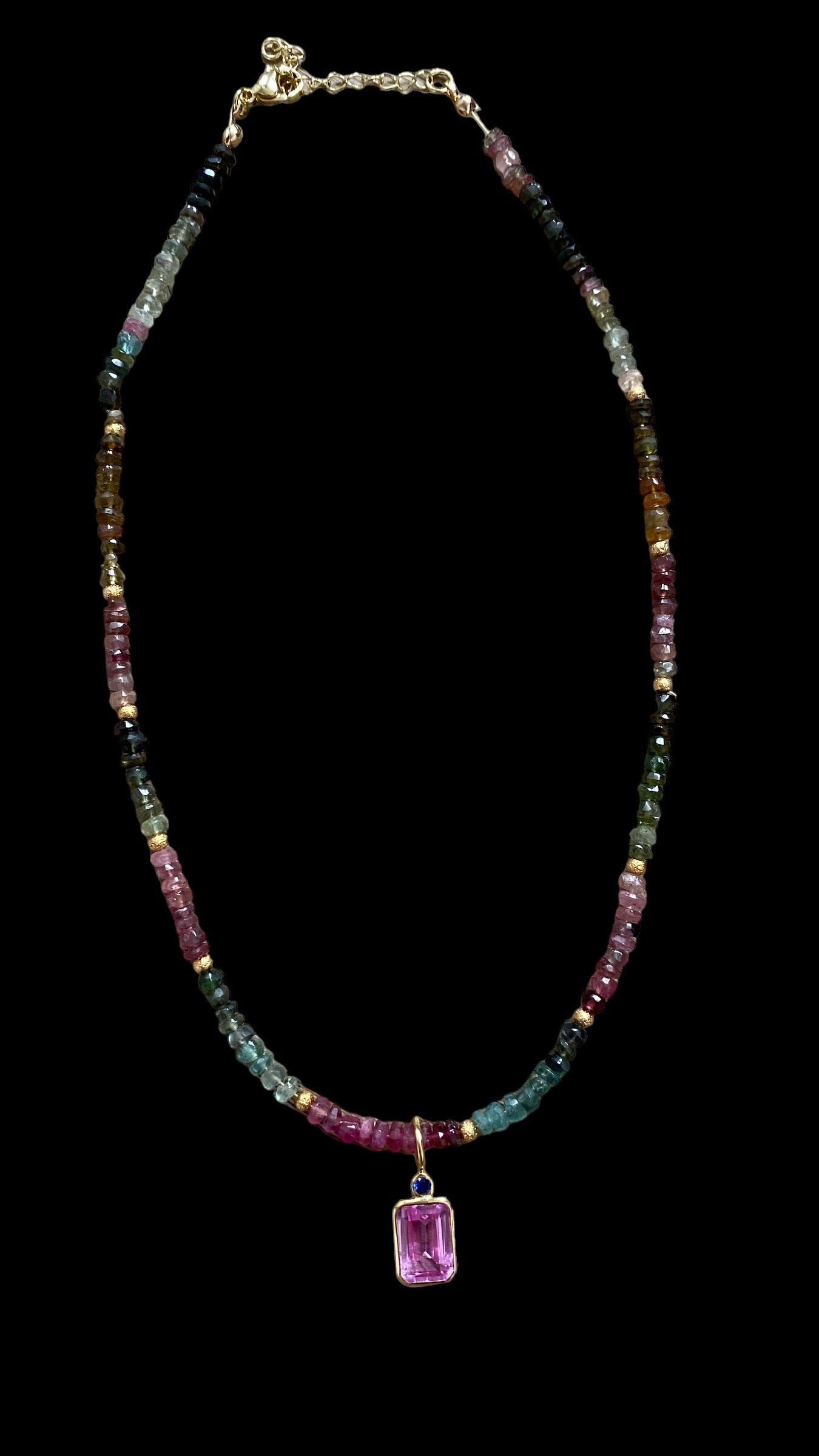 Turmalin-Halskette mit Anhänger aus rosa Turmalin und blauem Saphir