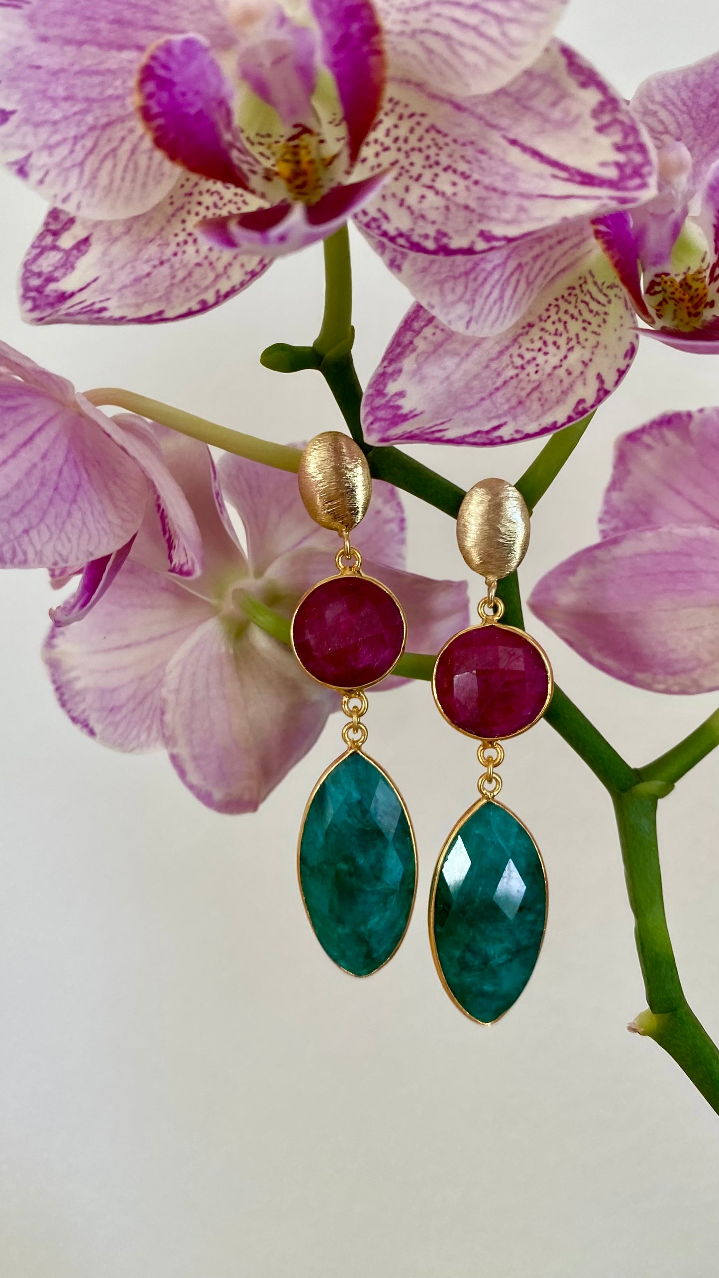 Luxuriöse vergoldete Rubin Smaragd Ohrringe – handgemachter Schmuck