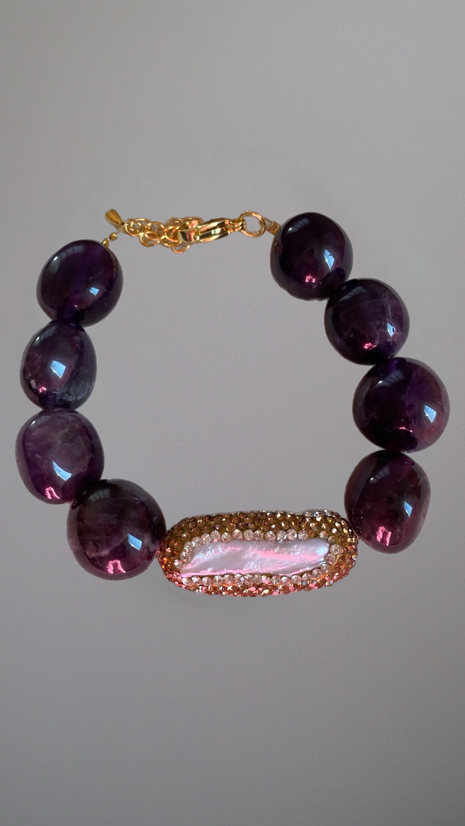 Elegantes Amethyst-Armband mit weißer Barockperle und goldfarbenem Verschluss, handgefertigter Edelstein-Schmuck für Damen.