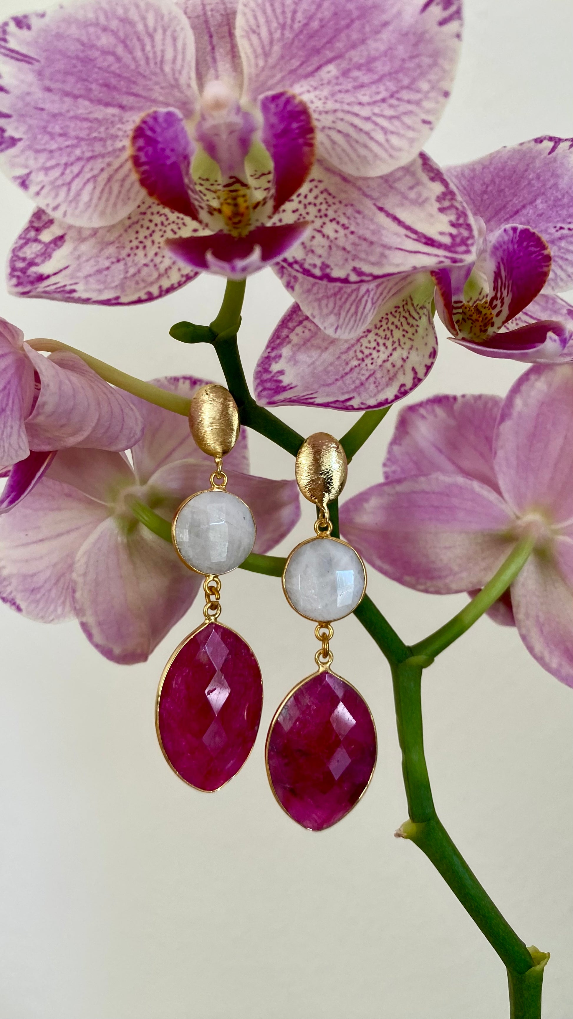 Edelstein Ohrringe in Gold mit Mondstein und Rubin