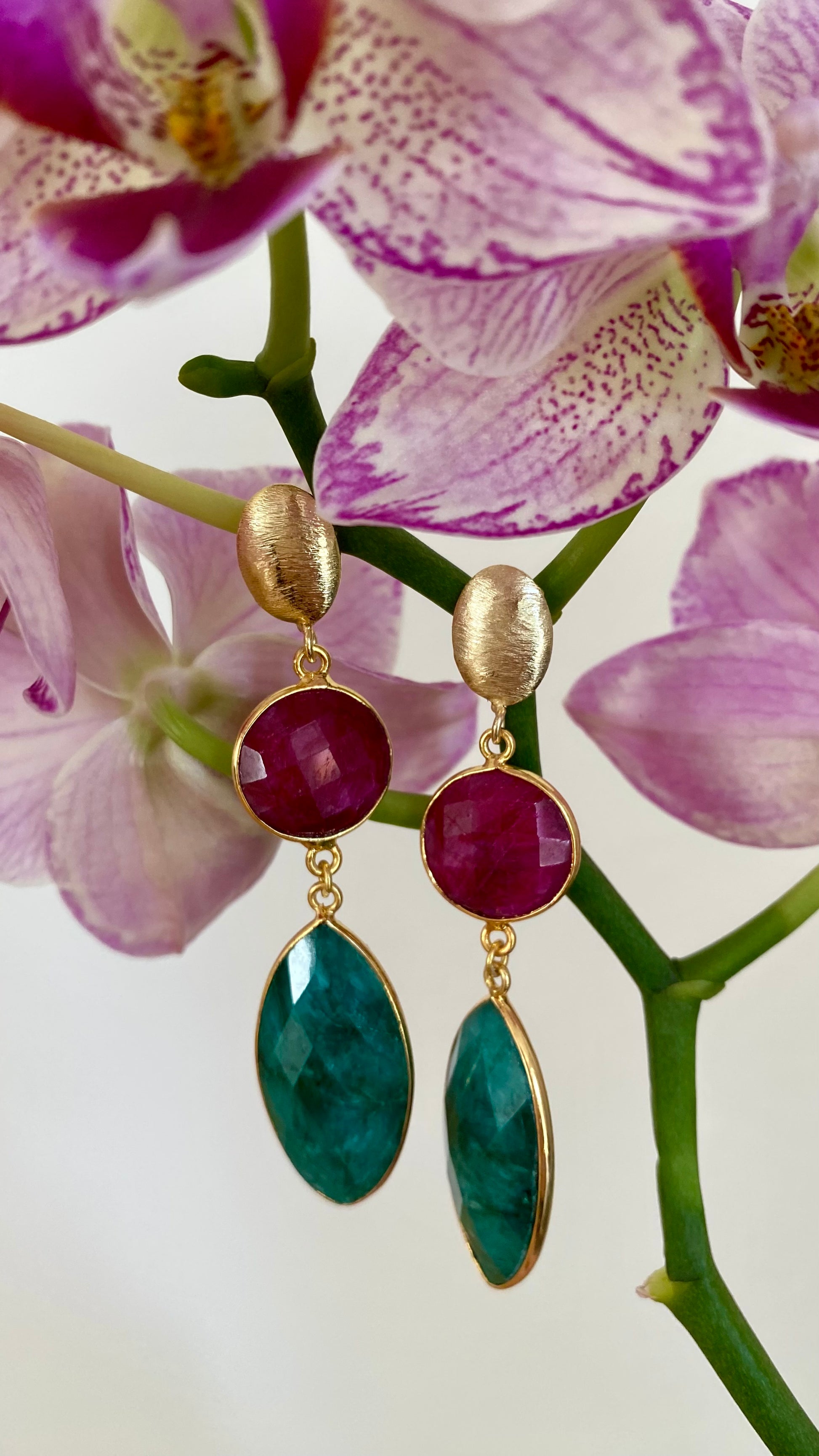 Edelstein Ohrringe in Gold mit Rubin und Smaragd