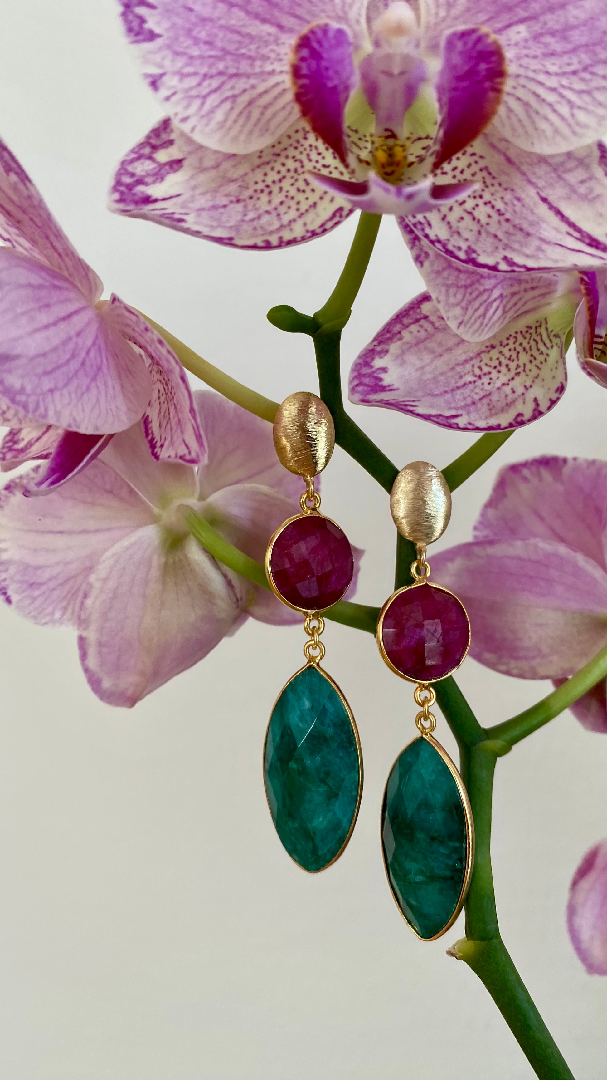 Handgefertigte Ohrringe mit Rubin und Smaragd, vergoldet