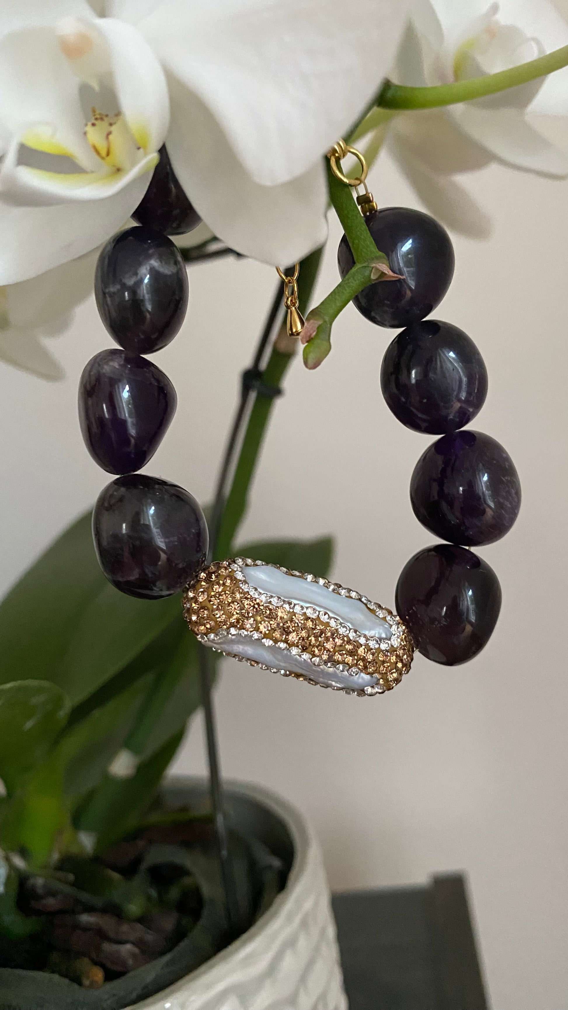 Elegantes Amethyst-Armband mit weißer Barockperle und goldfarbenem Verschluss, handgefertigter Edelstein-Schmuck für Damen.