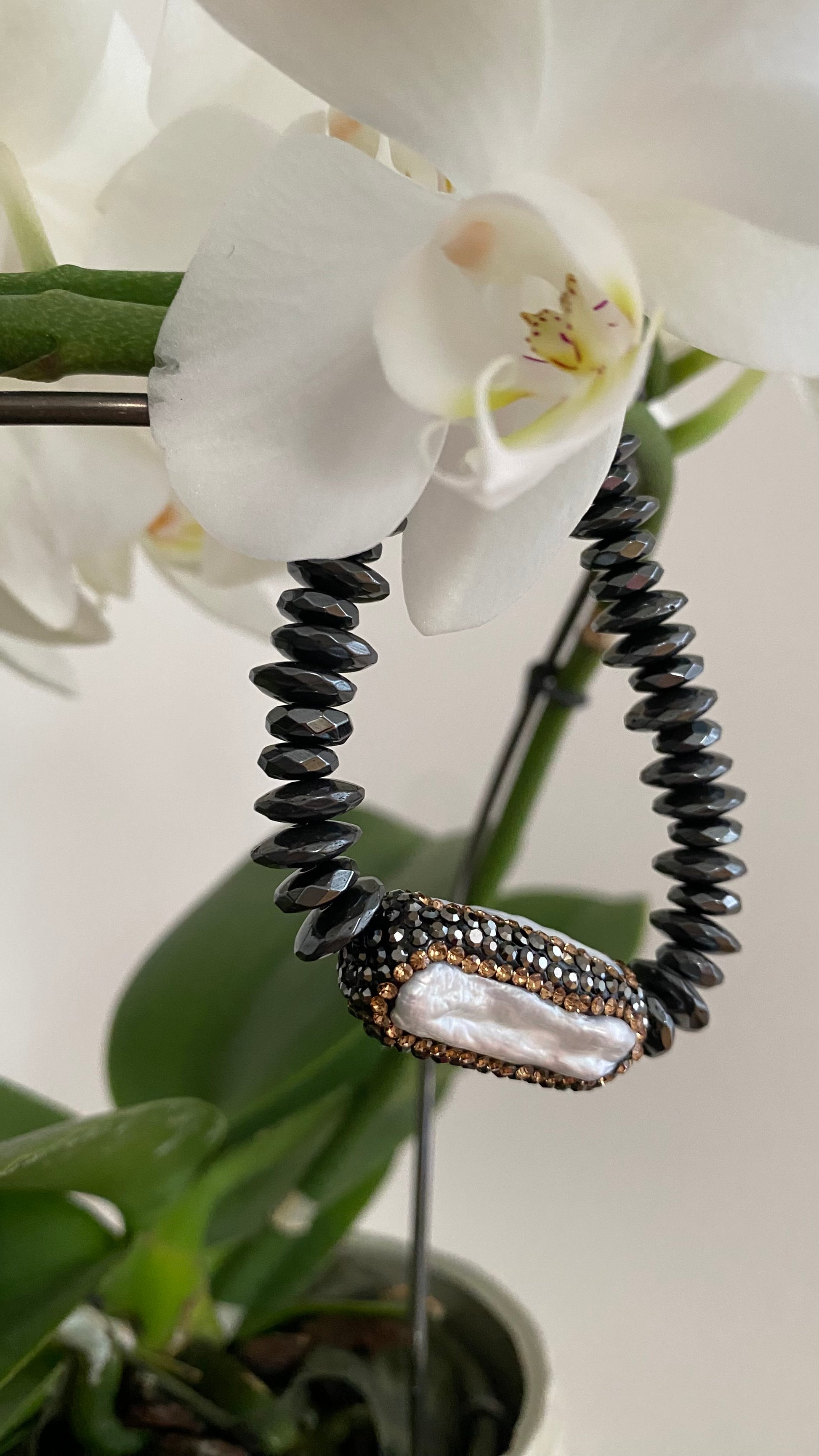 Schwarzes Armband mit weißer Barockperle und goldfarbenem Verschluss, handgefertigter Schmuck