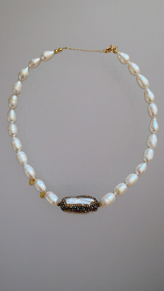 Elegante handgefertigte Halskette aus Süßwasserperlen mit funkelndem Kristallanhänger und vergoldetem Verschluss.
