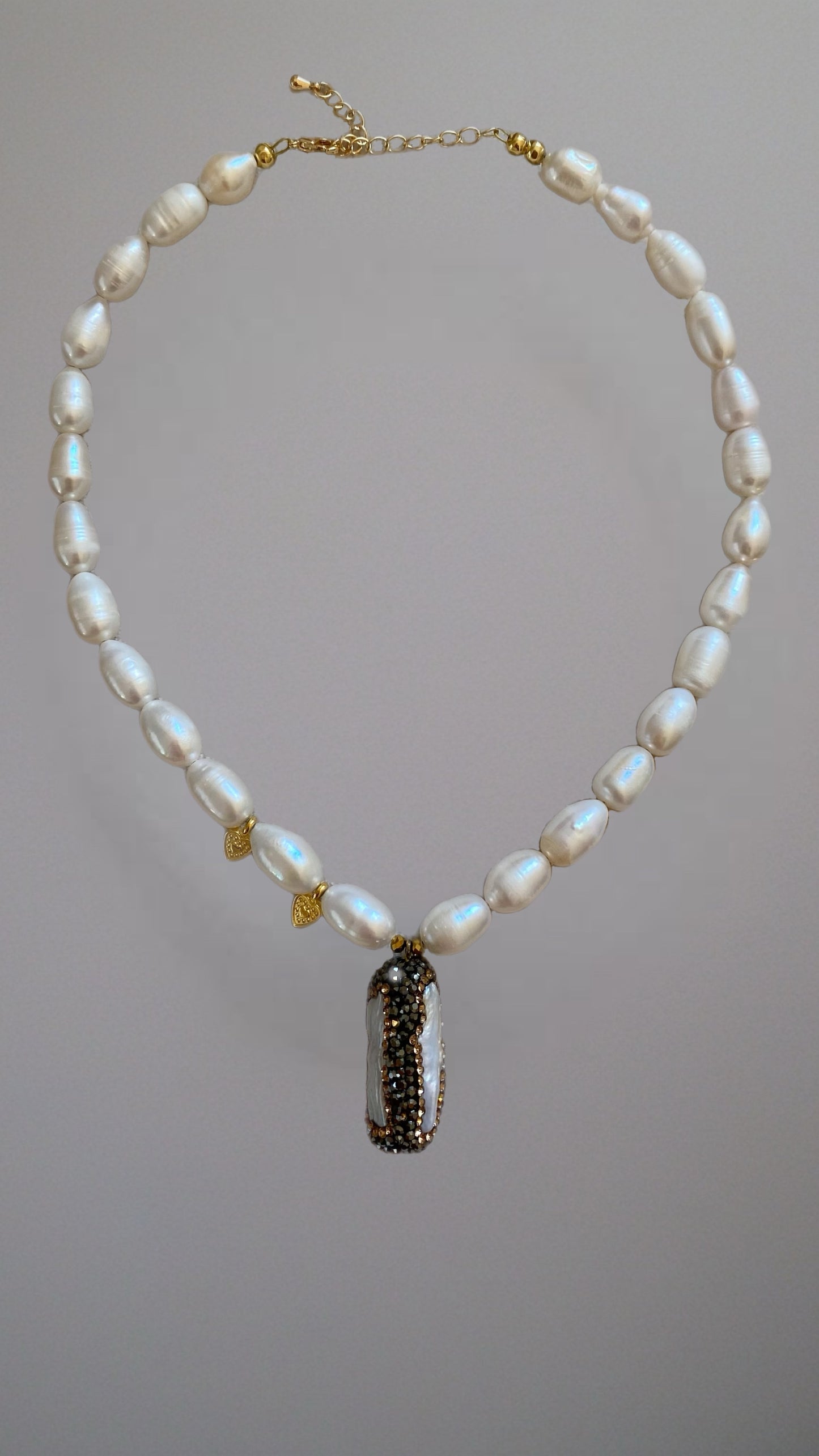 Handgefertigte Perlenkette Damen – weiße Süßwasserperlen mit Kristall-Anhänger und Goldverschluss