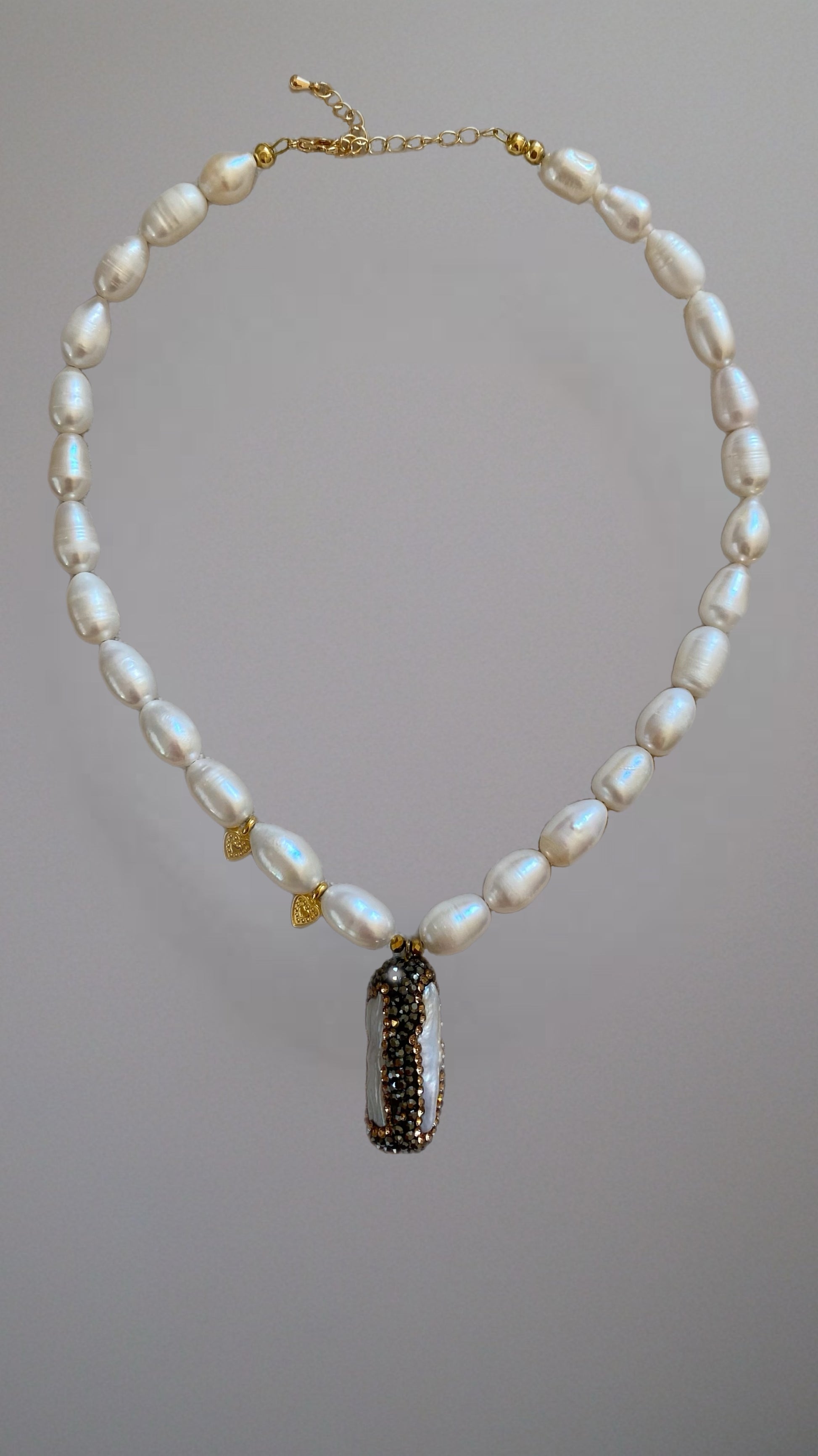 Handgefertigte Perlenkette Damen – weiße Süßwasserperlen mit Kristall-Anhänger und Goldverschluss