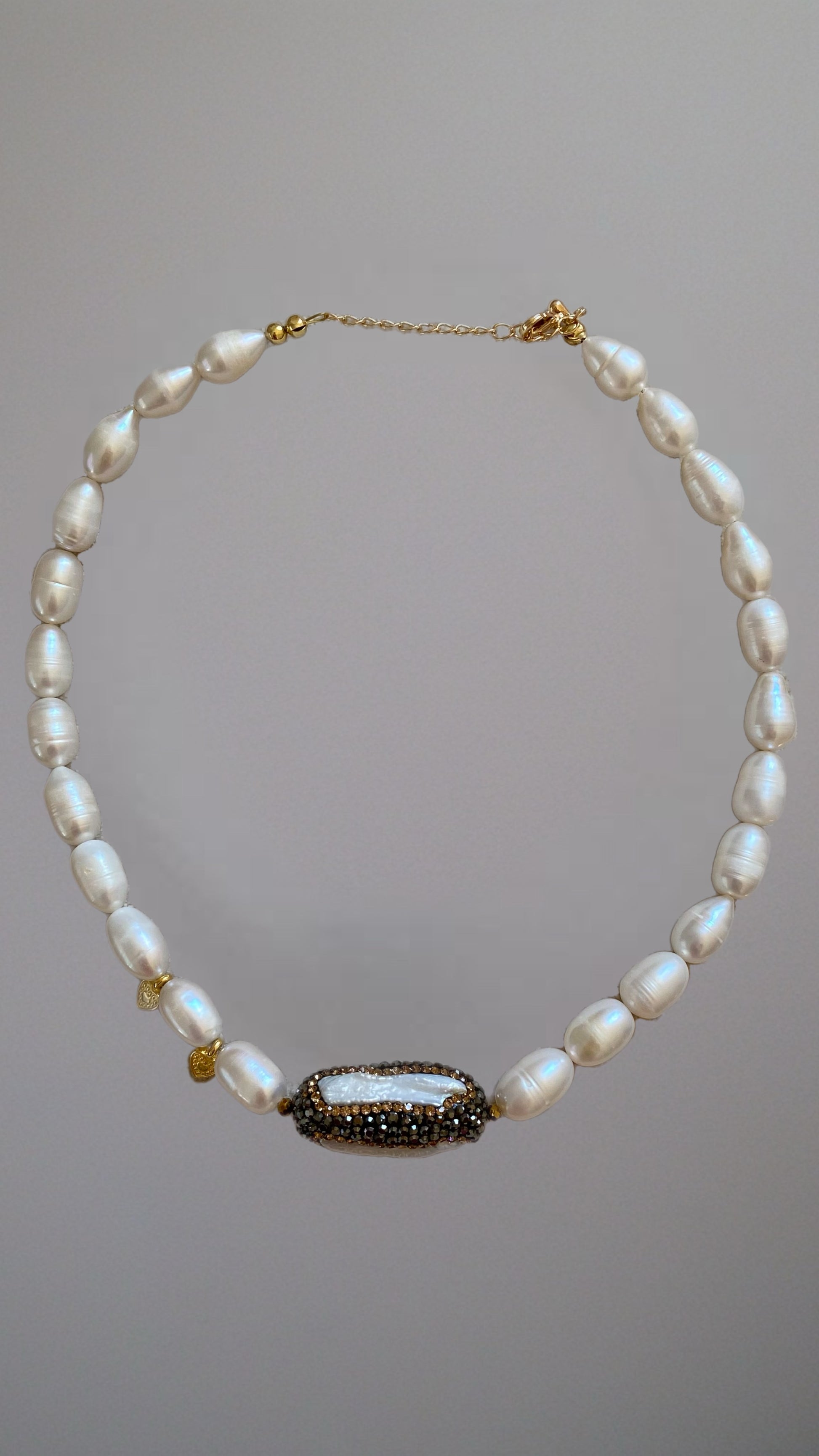 Handgefertigte Perlenkette mit Kristall Anhänger, weissen Perlen und goldenen Anhänger – edler Schmuck für Damen.