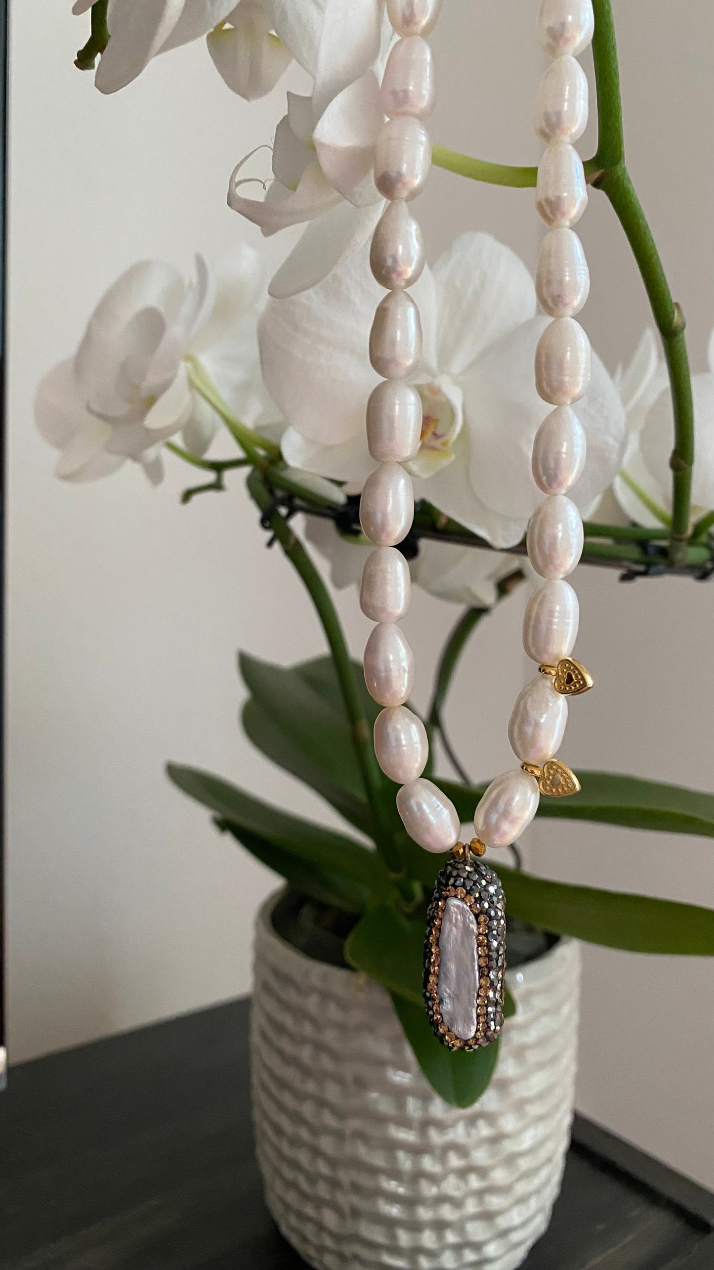 Edle Perlenkette mit Kristallanhänger als Geschenk für Frauen