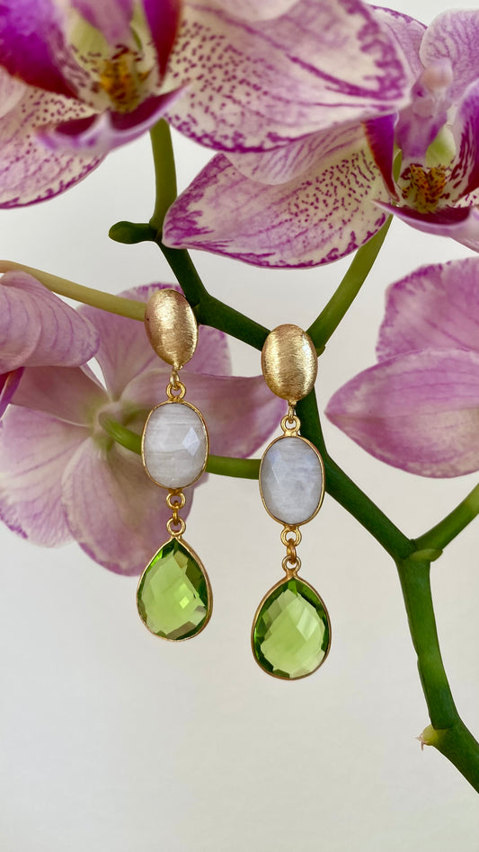 Elegante goldene Ohrringe mit grünem Peridot und weißem Mondstein, handgefertigter Edelsteinschmuck für Damen.