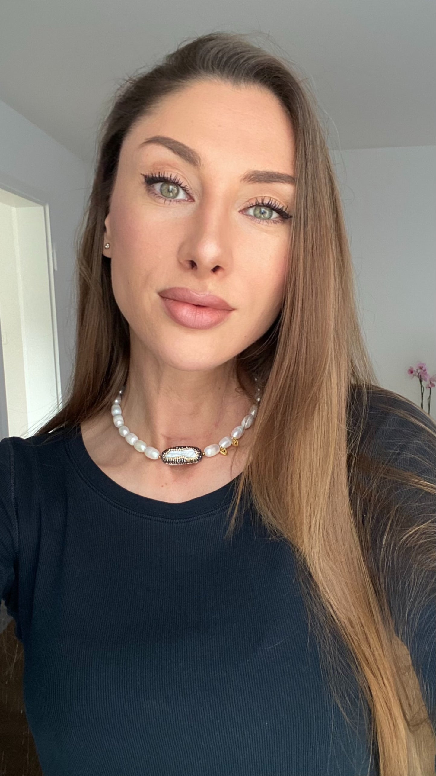 Süßwasserperlenkette mit Kristallanhänger.