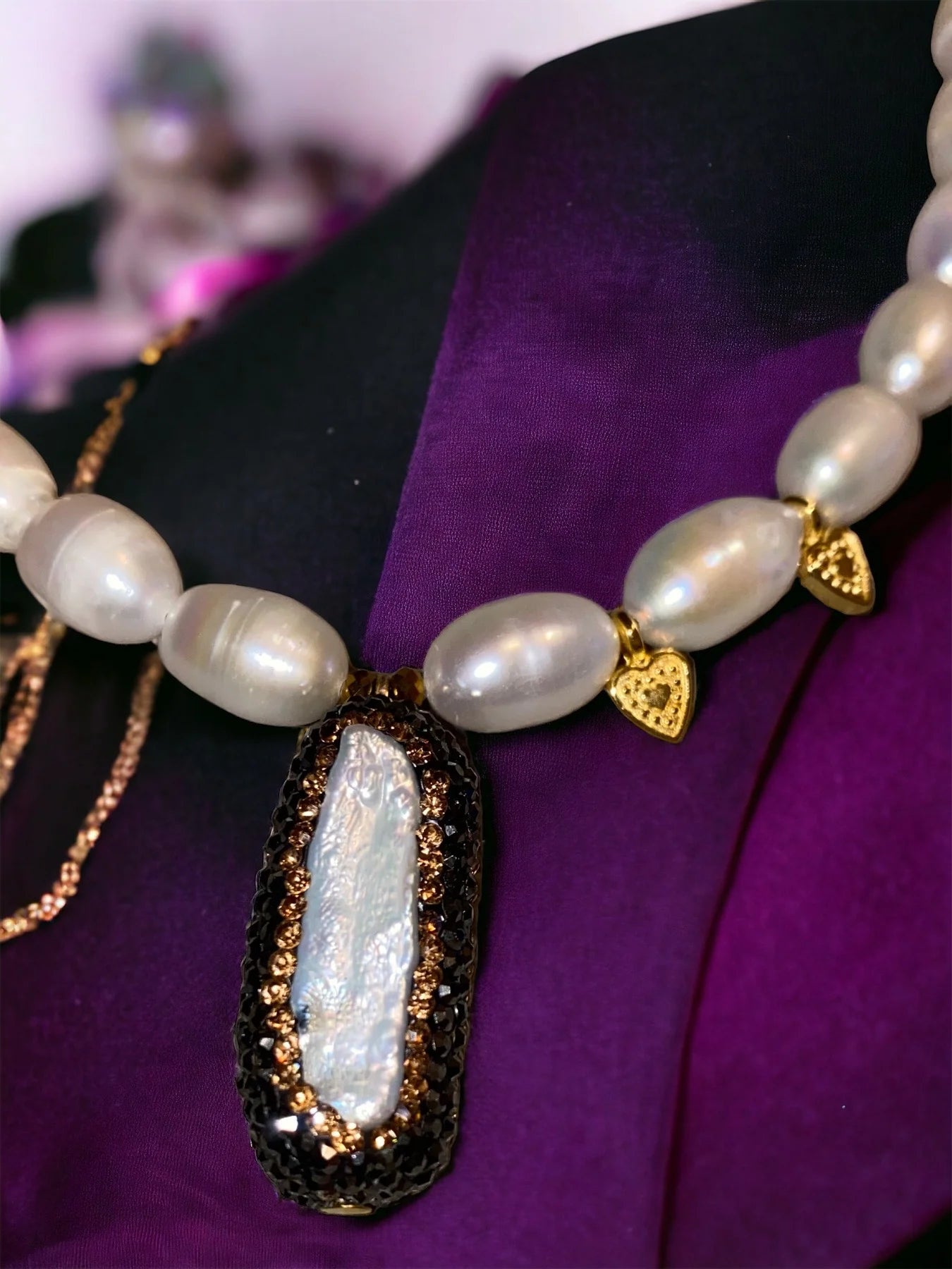 Perlenkette als Geschenk für Frauen – elegante Süßwasserperlen mit Kristallanhänger