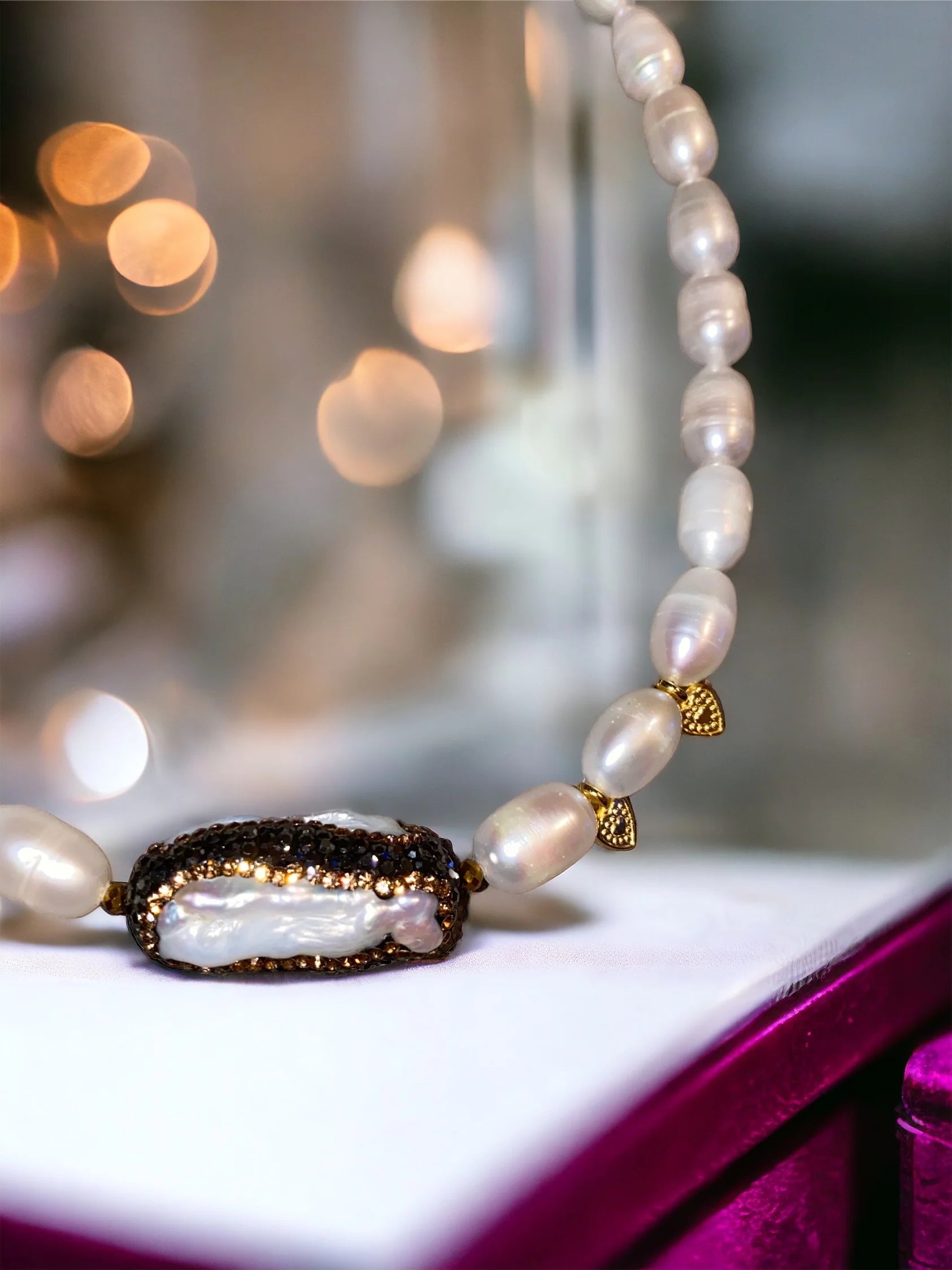 Elegante handgefertigte Halskette aus weißen Süßwasserperlen mit funkelndem Kristallanhänger und vergoldetem Verschluss.