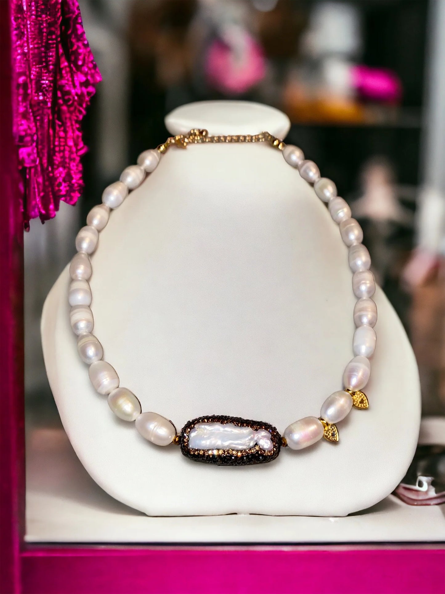 Handgefertigte Süßwasserperlenkette mit funkelndem Kristallanhänger, weißen Perlen und vergoldetem Verschluss – edler Schmuck für Damen.